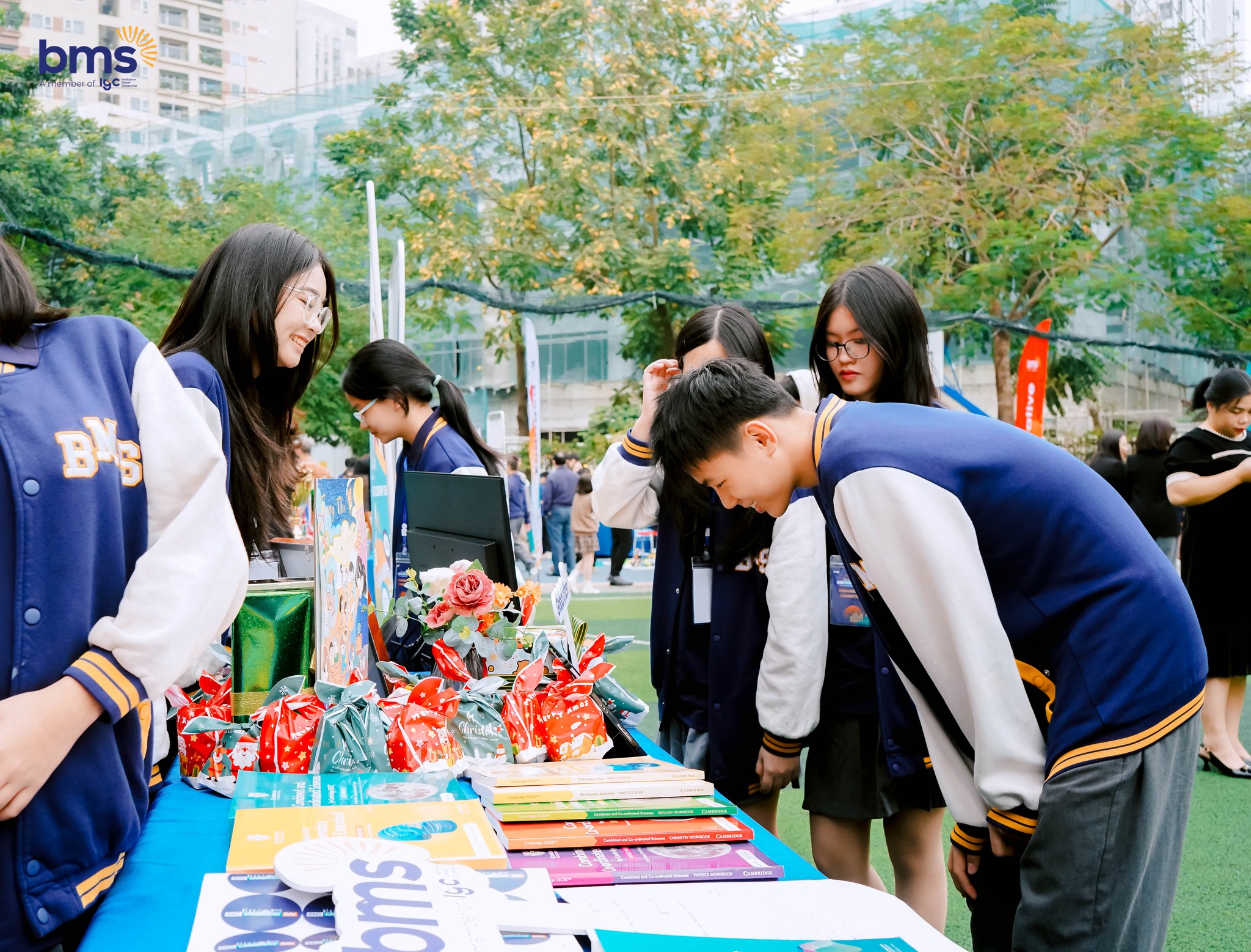 Con không cần trở thành ai khác, chỉ cần sống tử tế mỗi ngày