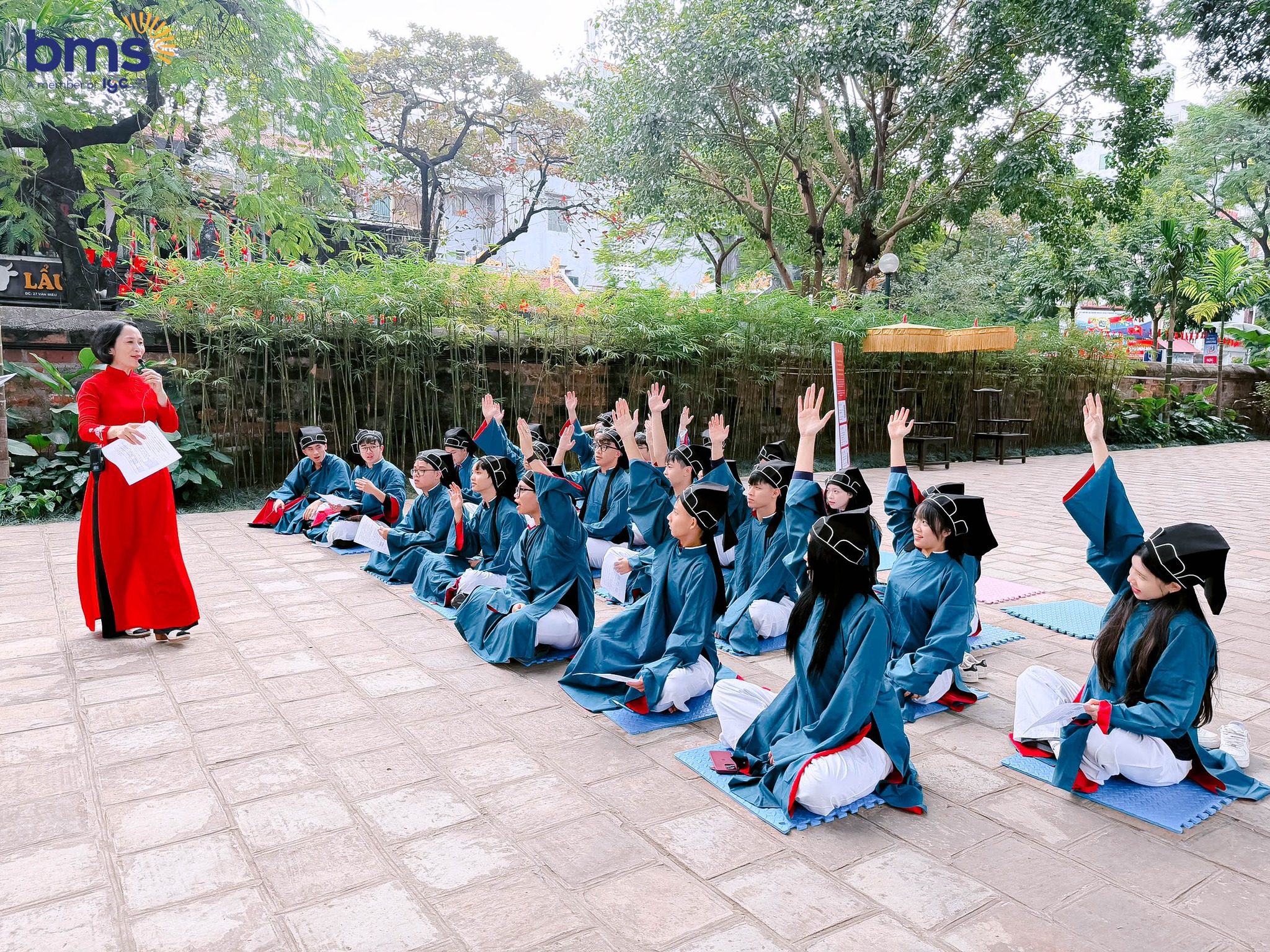 Hành trình học tập chạm vào lịch sử của học sinh khối 11 Trường THPT Ban Mai